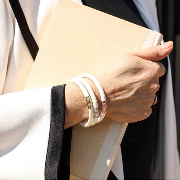 Budha Girl
Size small
Ivory 3 Kings all weather bangles - Picture 5 of 6